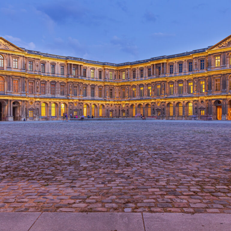 Louvre_cour_carre_c