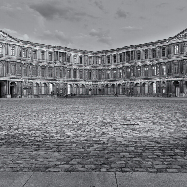 Louvre_cour_carre_nb