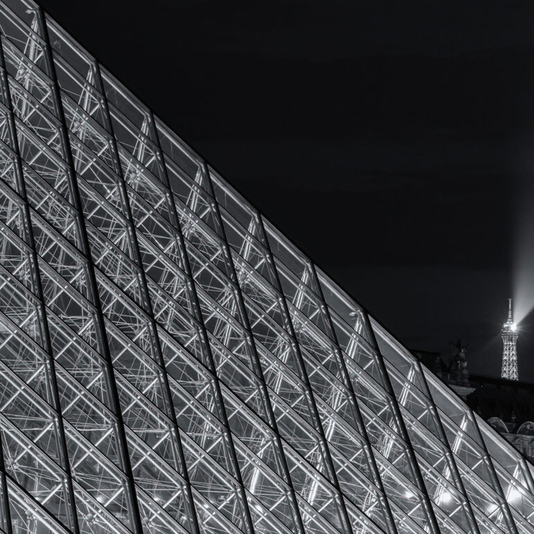 Louvre_pyramide1_nb