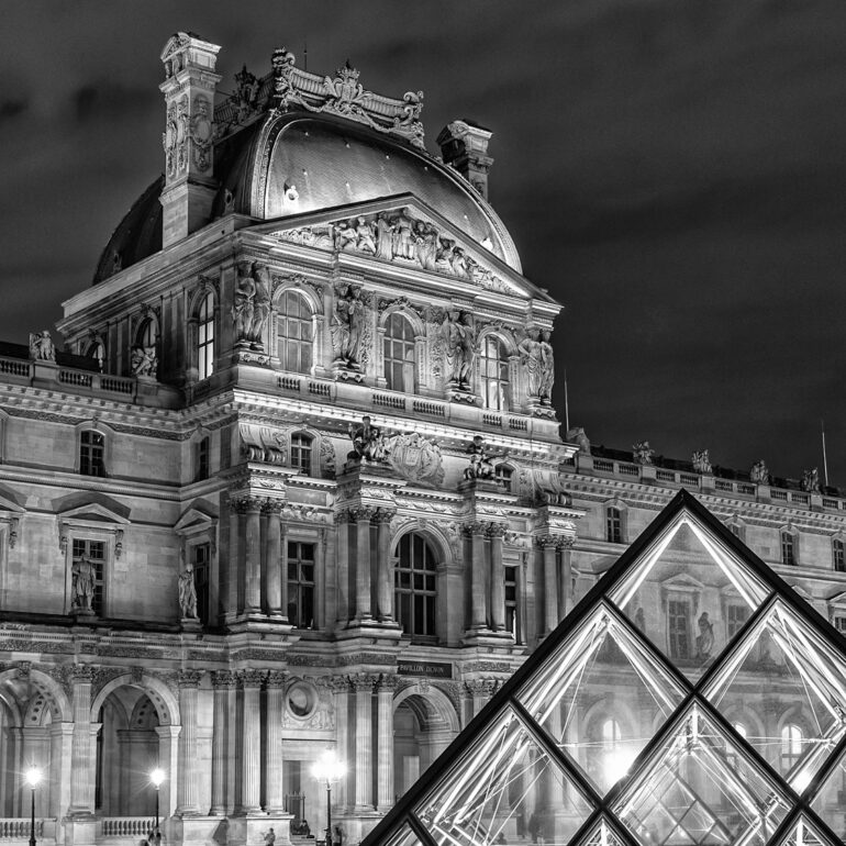 Louvre_pyramide_2_nb