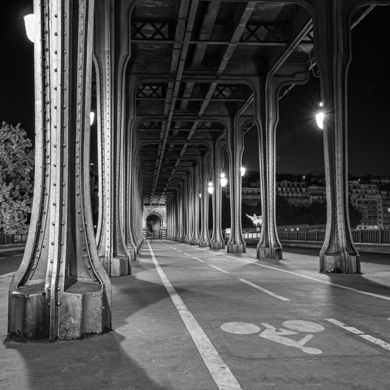 Paris_pont_de_bir-hakeim_2_nb