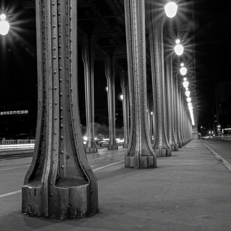 Paris_pont_de_bir-hakeim_nb